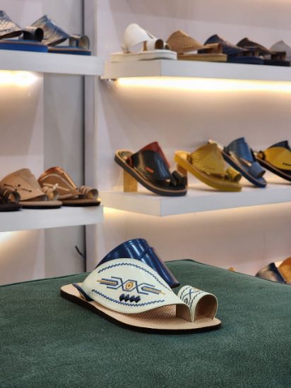 صورة زبيري وطني مطرز  ارضيه جلد مديل م16